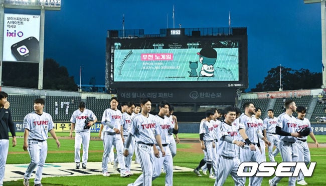 '잠실 기습 폭우' 순식간에 내야 물바다 됐다…NC-LG전, 결국 3회 우천 노게임 선언