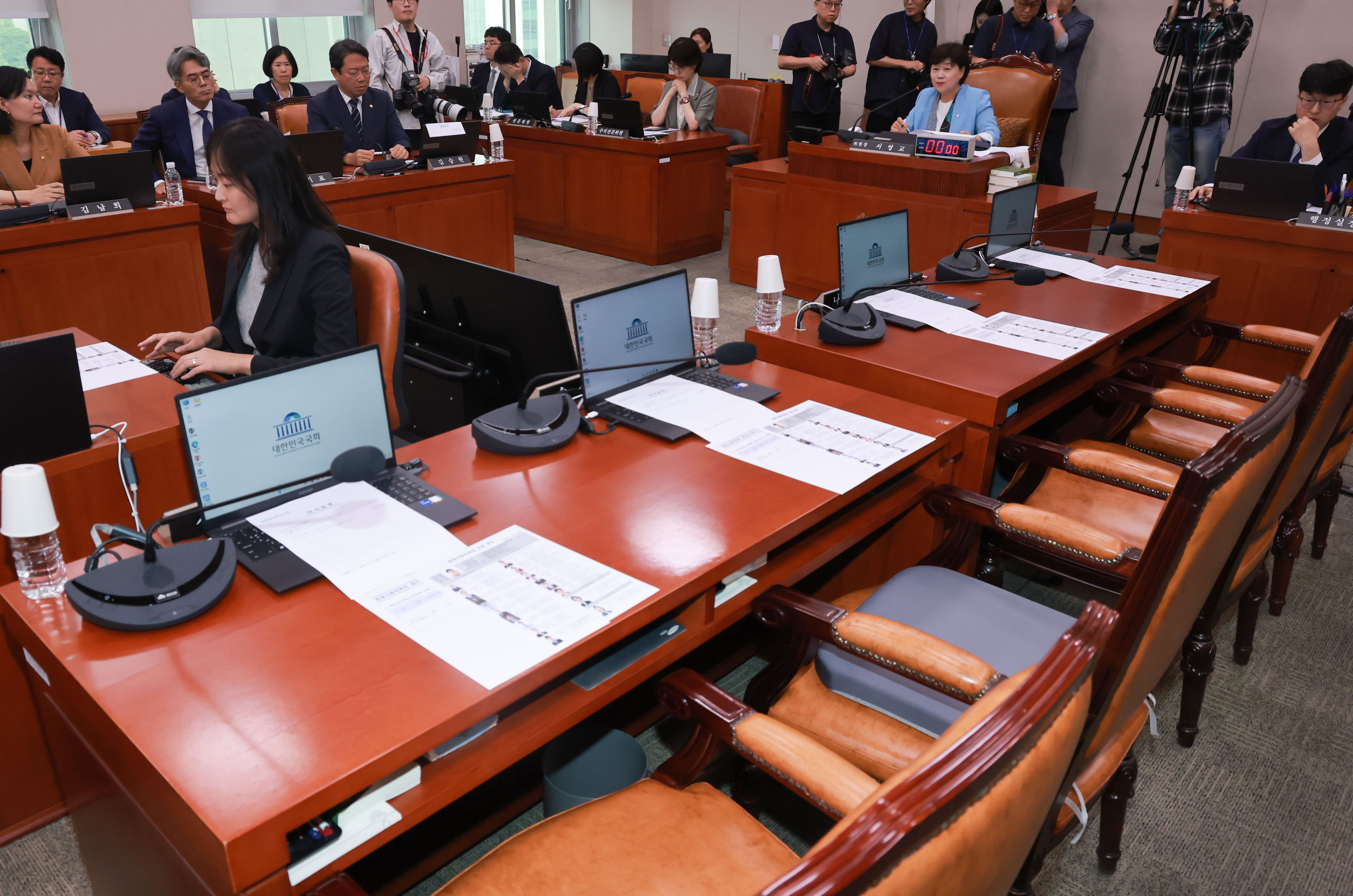 국힘 빼고 ‘반쪽’ 법사위 출범...“열차는 시간 맞춰 간다”