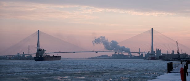 10일 미국 미시간주 디트로이트강을 따라 디트로이트와 캐나다 온타리오주 윈저를 연결하는 고디 하우 국제 교량이 보이고 있다. /로이터 연합뉴스