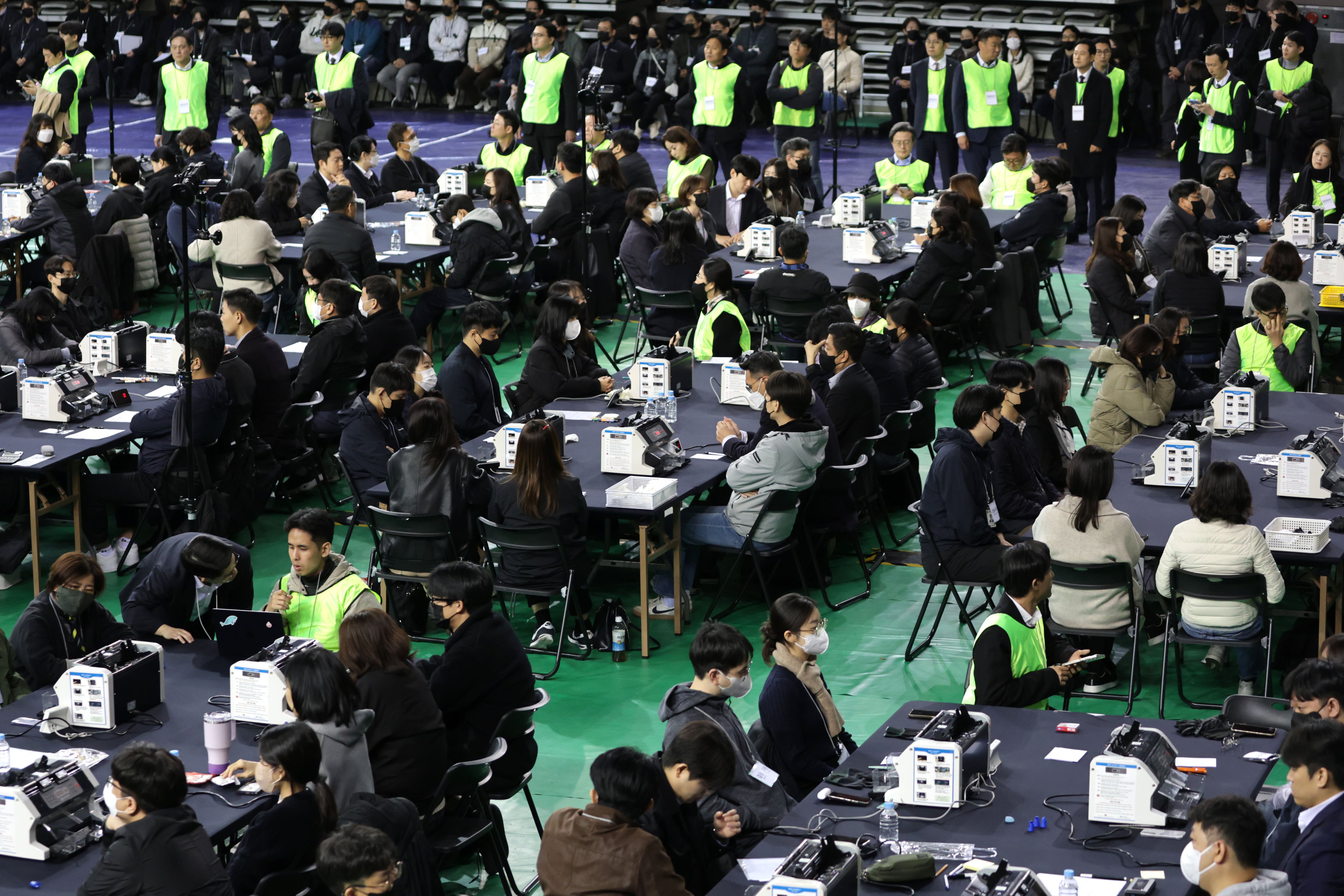 공개 검증 마친 투표함, 핸드볼경기장 반출 완료