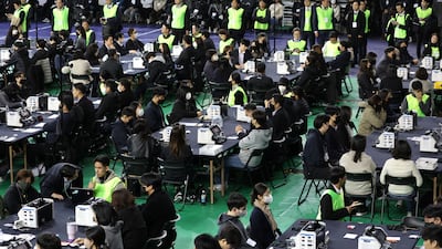 공개 검증 마친 투표함, 핸드볼경기장 반출 완료