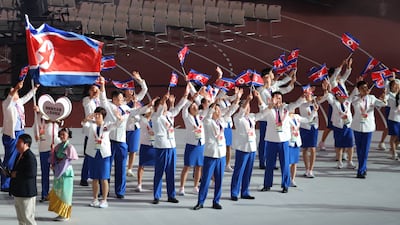 입장하며 인공기 흔드는 북한 선수단
(나고야=연합뉴스) 김성민 기자 = 19일 일본 나고야 미즈호 공원 육상경기장에서 열린 2026 아이치·나고야 아시안게임 개회식에서 북한 선수들이 입장하고 있다. 2026.9.19