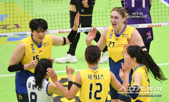 9일 수원체육관에서 열린 V리그 현대건설과 흥국생명의 경기. 현대건설 김희진, 카리가 득점 후 환호하고 있다. 수원=박재만 기자 pjm@sportschosun.com/2026.02.09/