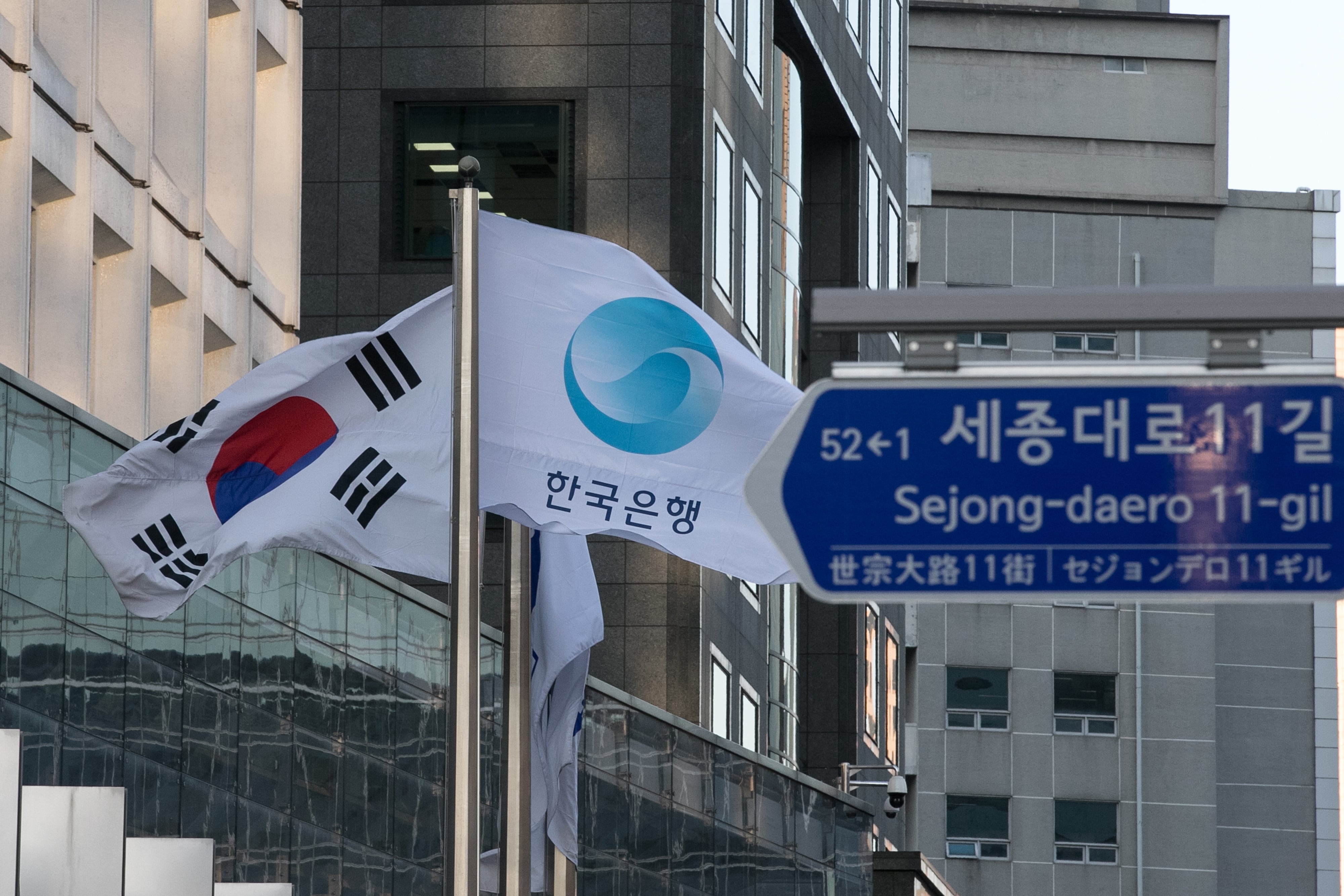 고환율에...한은, 외화예금 초과지준 이자 지급 6개월 연장