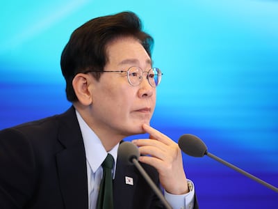 이재명 대통령이 7일 서울 한 회의장에서 열린 한국형 녹색대전환(K-GX) 전략 국민보고회에서 발표를 듣고 있다./연합뉴스