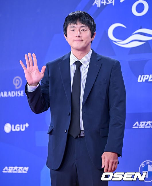 극한84 행사에서 정장을 입고 인사하는 기안84