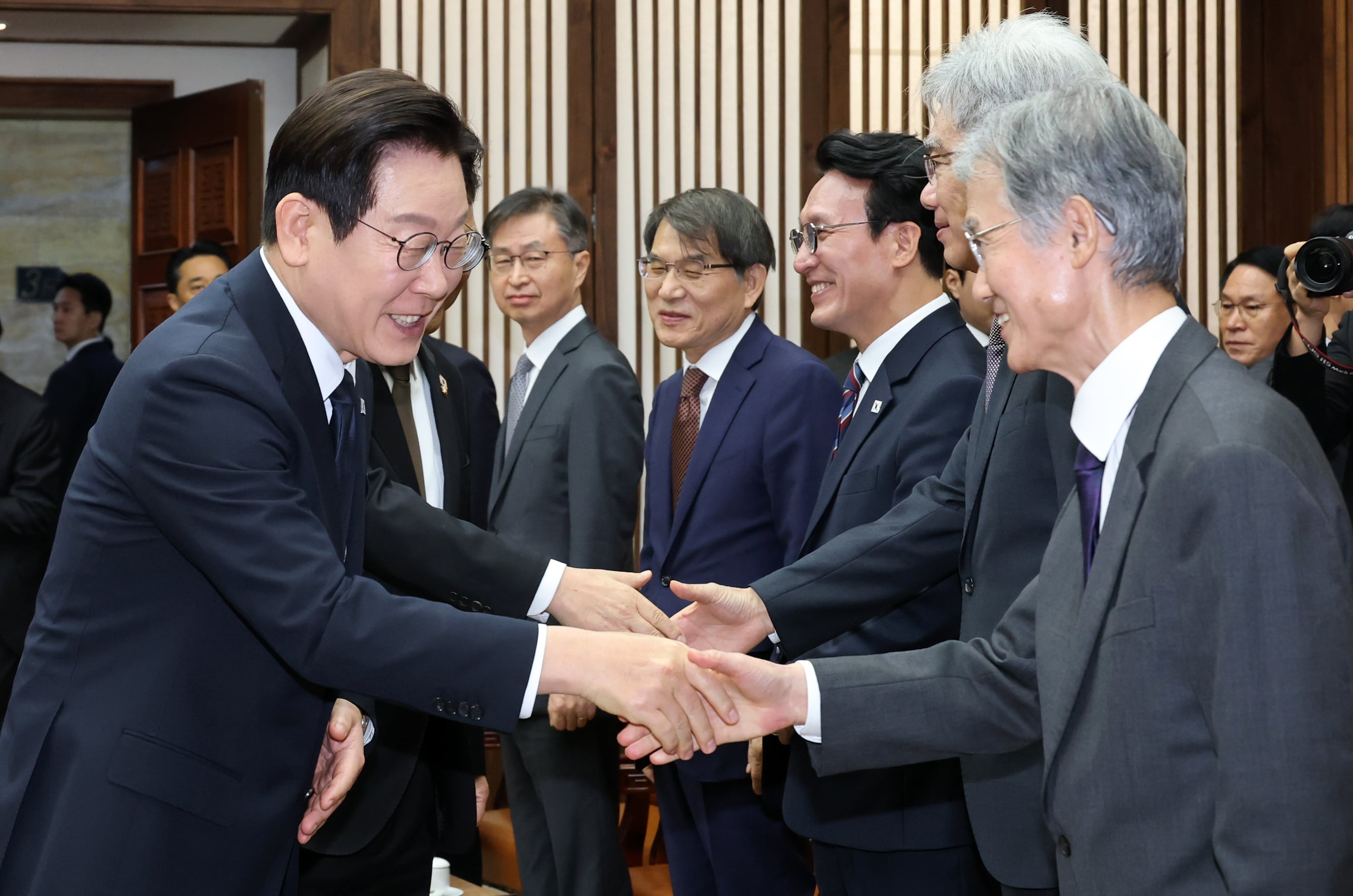 지난해 11월 시정연설을 위해 국회를 방문한 이재명 대통령(왼쪽)이 서울 여의도 국회의장접견실에서 열린 환담에서 조희대 대법원장과 악수하고 있다. /국회사진기자단