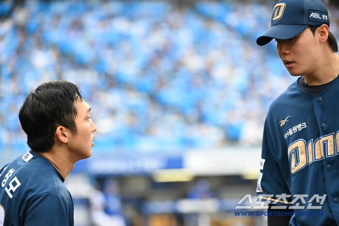 6일 대구 삼성라이온즈파크에서 열린 NC와 삼성의 와일드카드 1차전, NC 구창모가 7회말 투구를 앞두고 워밍업을 하는 김영규에게 이야기를 하고 있다. 대구=허상욱 기자wook@sportschosun.com/2025.10.06