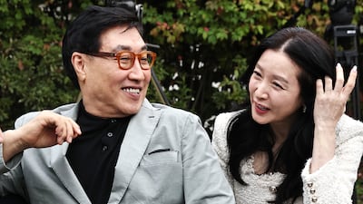 배우 이영애 정호영 부부가 15일 서울 강동구 스테이지28에서 열린 제16회 아름다운예술인상 시상식에 참석해 환한 미소를 짓고 있다. 2026.10.15 ⓒ 뉴스1 권현진 기자