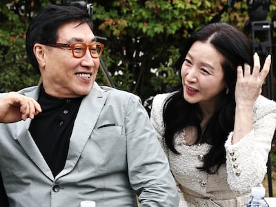 배우 이영애 정호영 부부가 15일 서울 강동구 스테이지28에서 열린 제16회 아름다운예술인상 시상식에 참석해 환한 미소를 짓고 있다. 2026.10.15 ⓒ 뉴스1 권현진 기자