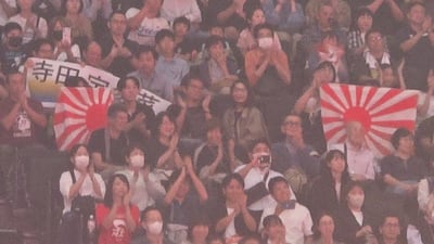 일본 관중들이 3일 일본 나고야 아이치 인터내셔널 아레나에서 열린 2026 아이치·나고야 아시안게임 유도 혼성단체전 일본과 카자흐스탄의 결승전에서 욱일기를 들고 응원하고 있다. /연합뉴스