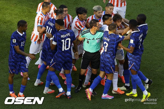 전 국제심판 폭발 “주심, 자격 없었다”... '폭력 축구' 파라과이에 카드 '0장' 충격