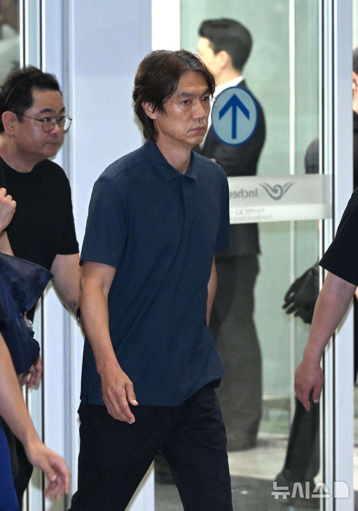 '32강 탈락' 홍명보 전 감독 귀국
