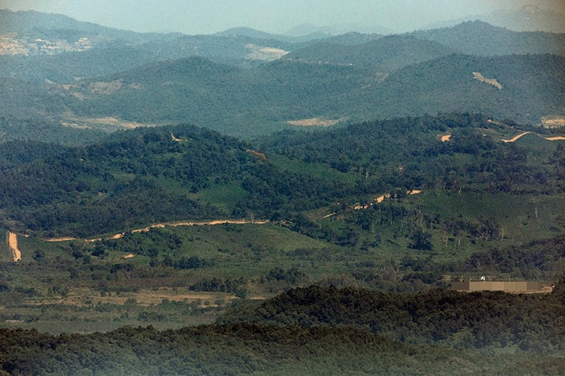 지난 9월 29일 경기도 파주시 접경지역에서 바라본 서부전선 비무장지대(DMZ) 일대가 적막하다. 국방부는 9월 28일 브리핑을 열고 9월 21일 서부전선 DMZ에서 발생한 폭발 사고 원인에 대해 북한군 지뢰일 가능성이 매우 높다고 밝혔다. photo 연합