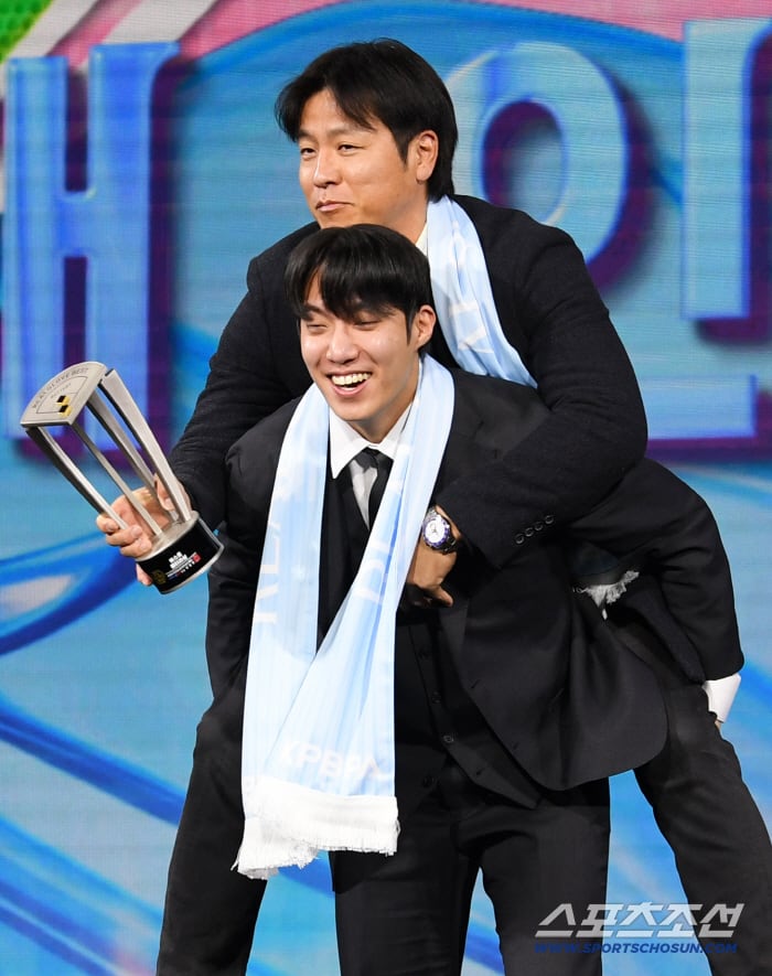 2025 리얼글러브 어워드가 1일 서울 광진구 그랜드 워커힐에서 열렸다. 베스트 배터리상을 수상한 원태인과 강민호. 박재만 기자 pjm@sportschosun.com/2025.12.01/