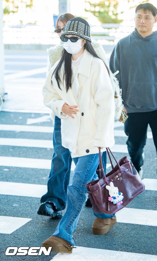 공항을 떠나는 아티스트의 모습