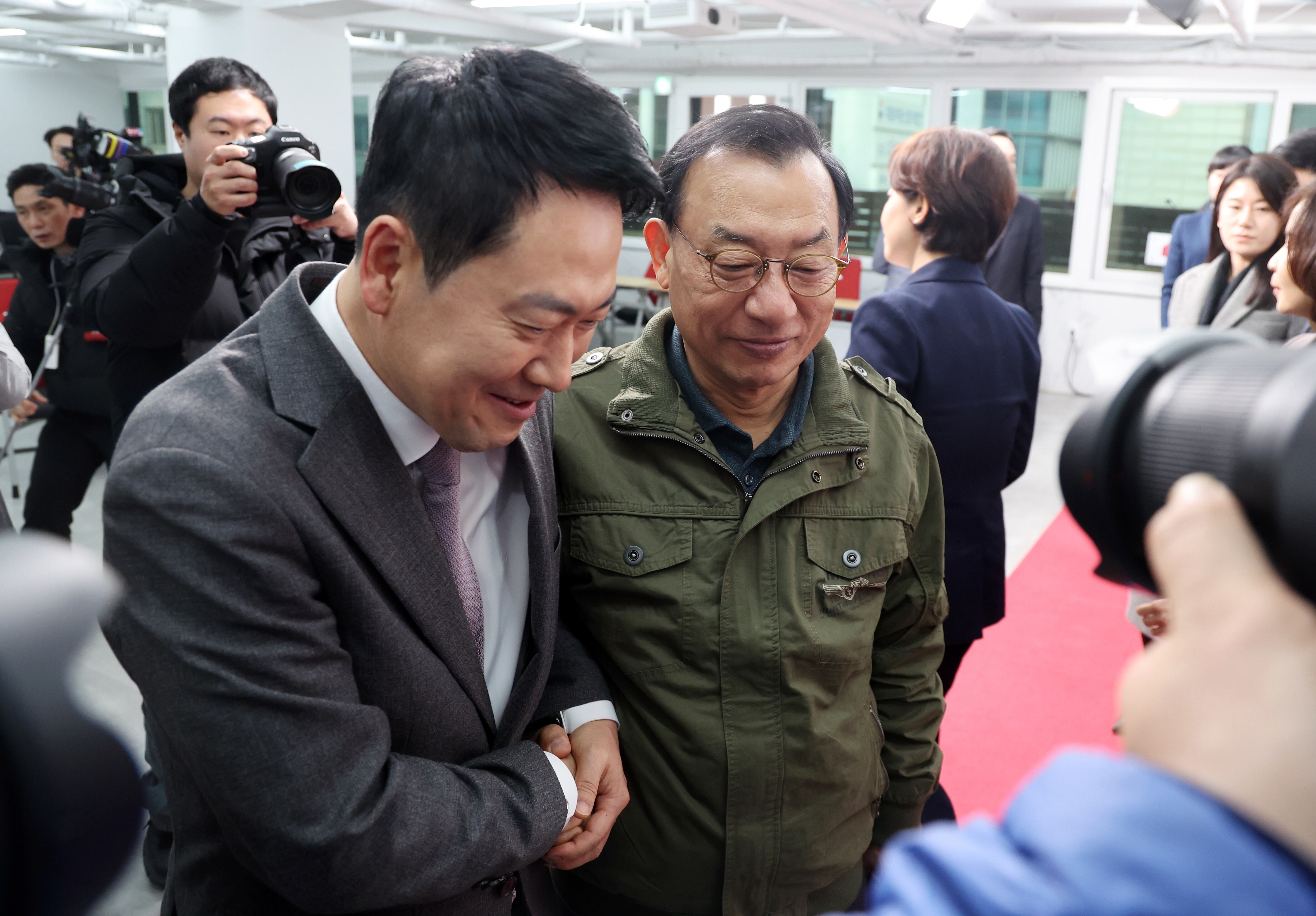 장동혁 국민의힘 대표와 이정현 공천관리위원장이 지난 23일 오후 서울 영등포구 여의도 국민의힘 중앙당사에서 열린 '제9회 전국동시지방선거 중앙당 공천관리위원회 공천 혁신 서약식'을 마치고 악수하며 퇴장하고 있다. /뉴스1