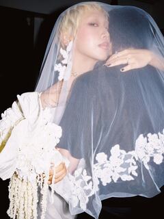 ‘킬잇 우승’ 김나라, ♥동성 연인과 결혼…면사포 속 ‘두 신부’ 화보 공개