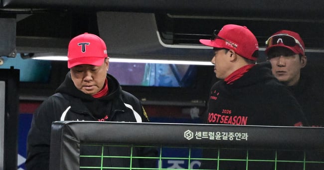 KIA Tigers on Brink After Playoff Loss to Samsung - 조선일보