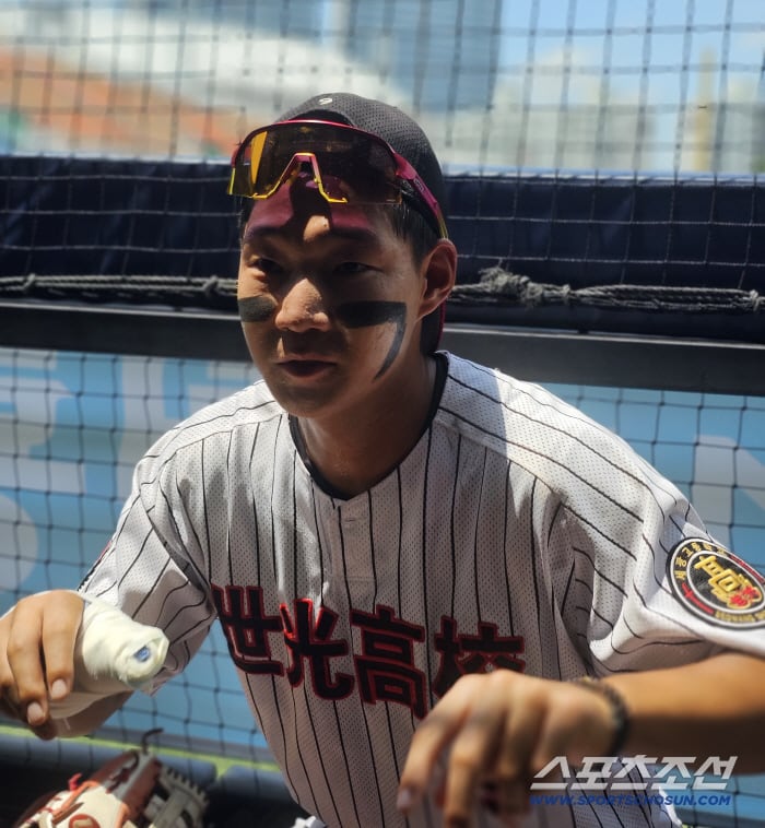44년 만의 우승에 바친 손… '2학년 4번타자+150㎞' 고교 오타니 "세광의 시대가 왔다"