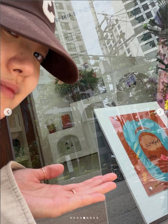 Kim Go-eun Revisits 'Eungyo' Debut at Makeup Exhibition