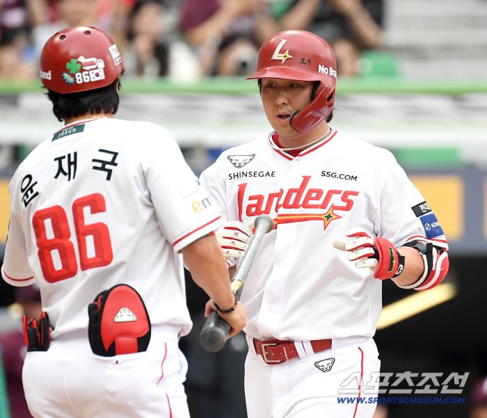 '따라올 사람이 없다' 통산 WAR 1위 레전드, KBO 최초 20년 연속 대기록 1개 남았다