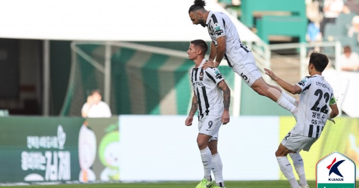 Climalra's Stoppage-Time Goal Secures Seoul's 2-1 Win Over Jeonbuk Hyundai - 조선일보