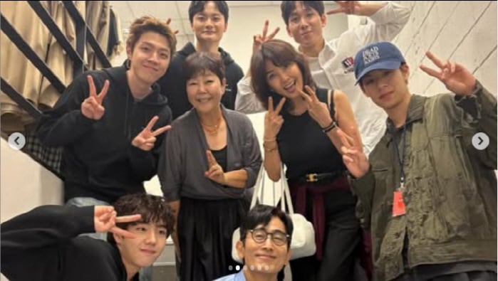 '차인표♥' 신애라, 첫 연극 보고 '울컥'…"제 연극보다 더 두근두근"