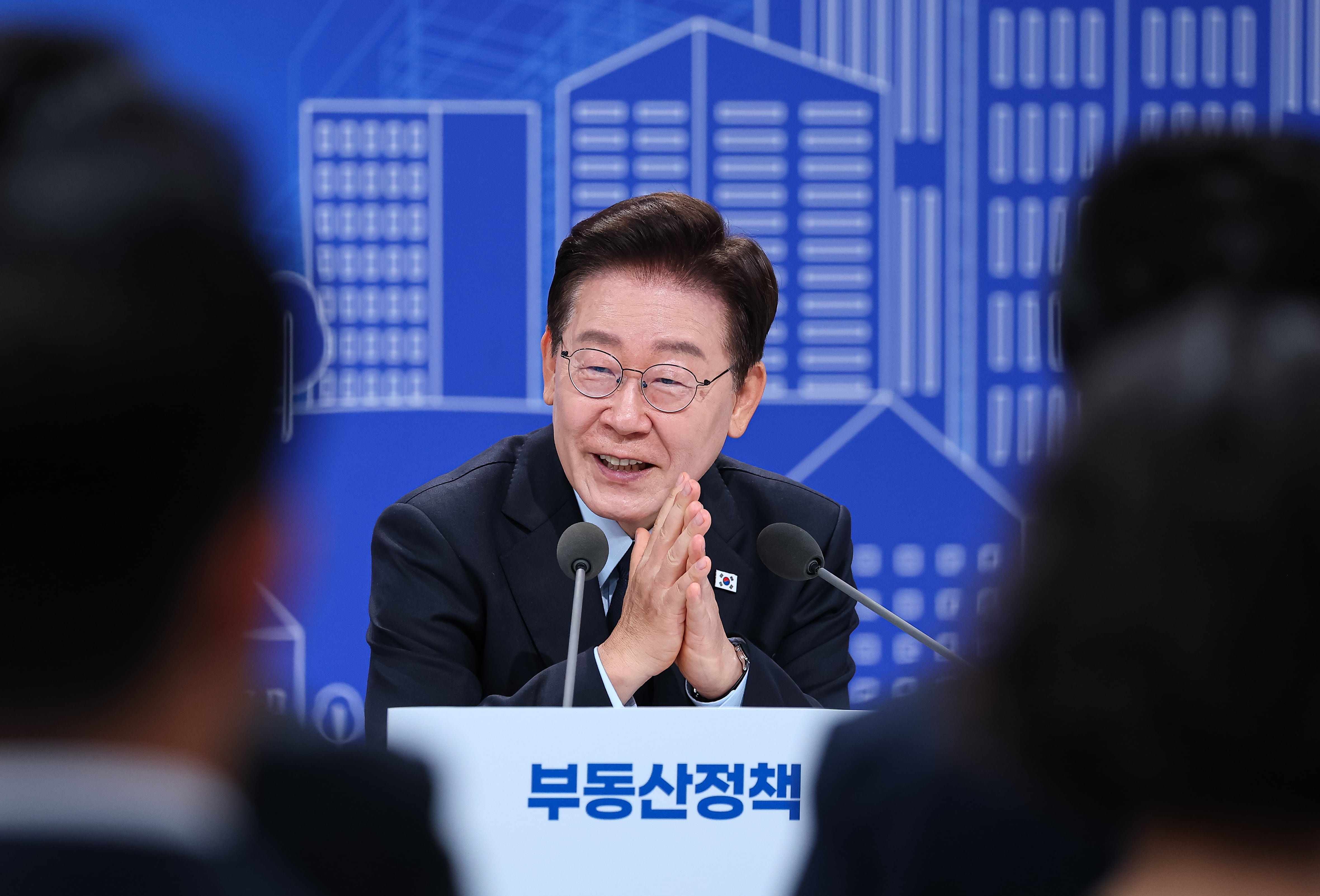 李대통령, 답하고 캐묻고 진행하고…