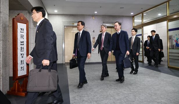 법원장 등 법관들이 25일 서울 서초구 대법원에서 열린 전국법원장회의에 참석하고 있다. ⓒ 뉴스1 김도우 기자