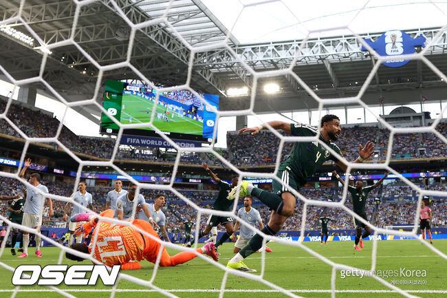 '아시아 축구 강하다!' 사우디도 우루과이 상대로 이변 연출...선제골 후 1-1 무승부