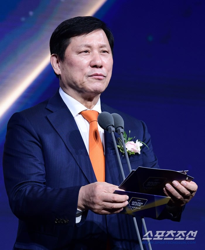 9일 서울 롯데호텔월드에서 KBO 골든글러브 시상식이 열렸다. 시상하는 KBO 허구연 총재. 잠실=송정헌 기자songs@sportschosun.com/2025.12.09/