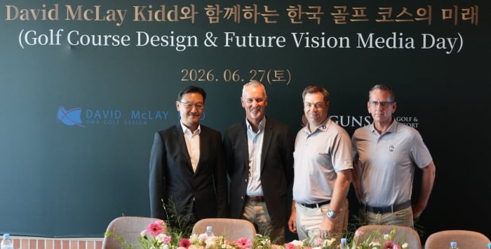 간담회를 마친 뒤 기념촬영을 하는 군산CC 김강호 부회장과 데이비드 맥레이 키드, 팀원들(왼쪽부터)