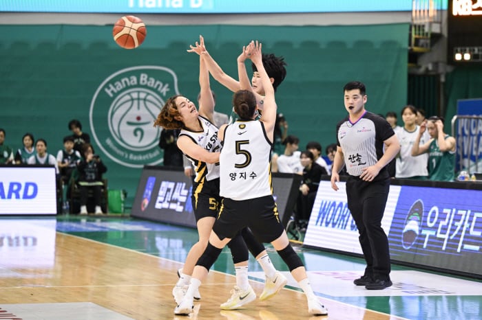 지난 20일 부천체육관에서 열린 하나은행과 KB스타즈의 시즌 2번째 맞대결에서 하나은행 박진영(오른쪽)을 KB스타즈 사키와 양지수가 더블팀 수비로 막으려 하고 있다. 사진제공=WKBL