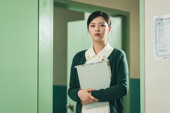 '배우 변신' 트와이스 정연 스틸 드디어 떴다...단아한 간호장교 ('신병 더 무비')