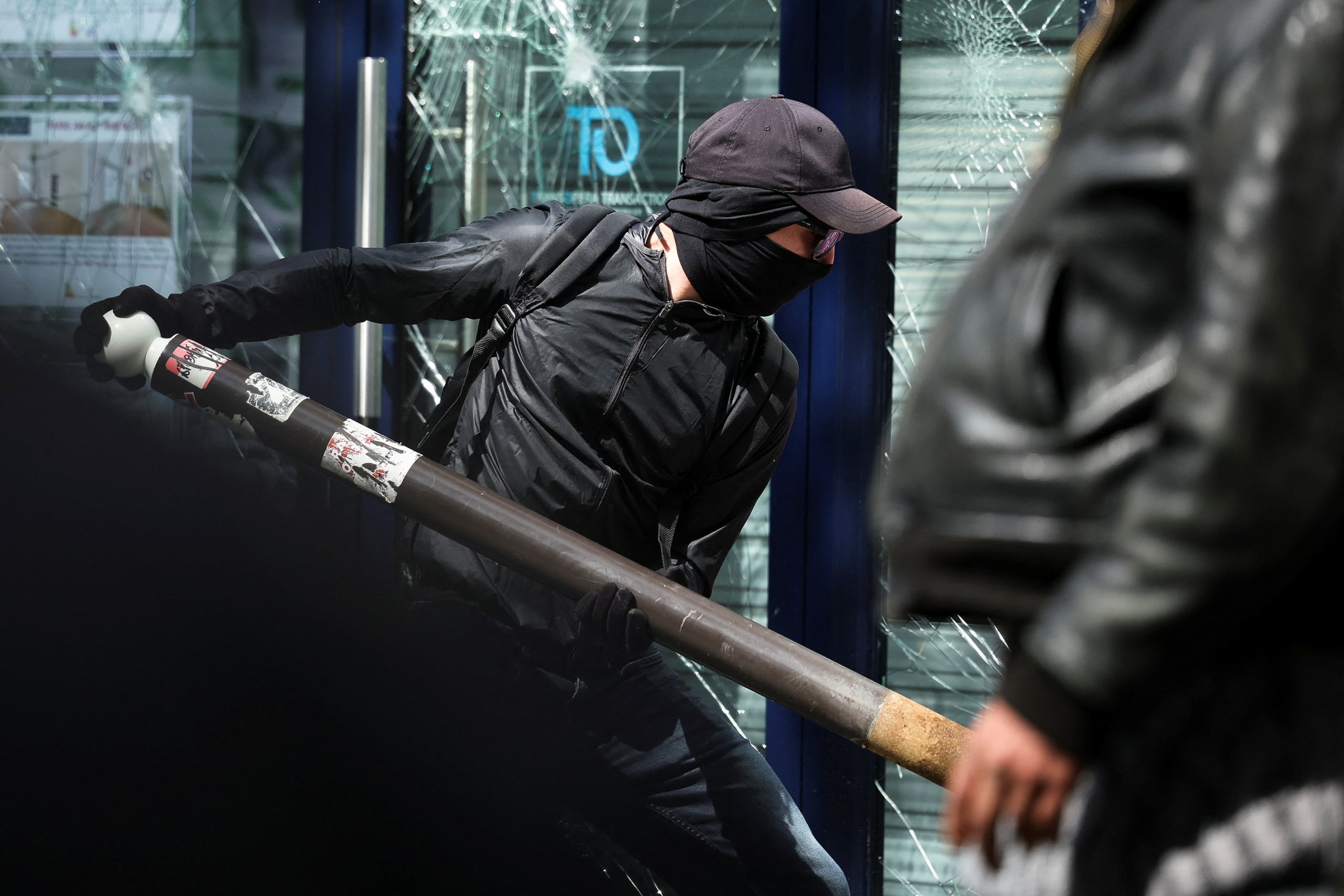 仏政府、放火・略奪の背後に極左勢力「ブラック・ブロック」名指し