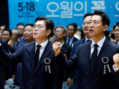 정원오 더불어민주당 서울시장 후보(왼쪽)와 오세훈 국민의힘 서울시장 후보가 18일 오전 서울 중구 서울시청 다목적홀에서 열린 5.18민주화운동 제46주년 서울기념식에서 임을 위한 행진곡을 제창하고 있다. 2026.5.18 ⓒ 뉴스1 박정호 기자