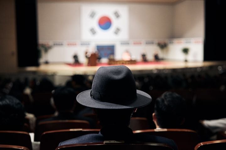 영화 '암살자(들)'에서 저격 직전의 광복절 기념식장과 범인 문세광의 뒷모습. 재일교포인 그는 조총련 간부 김호룡으로부터
