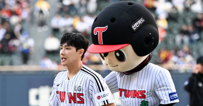 조선일보 포토: 이준 시구 순간