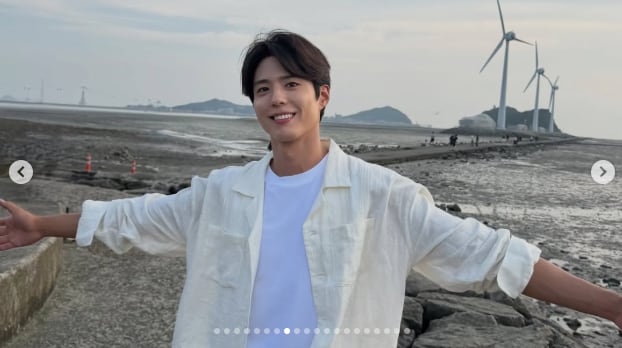 박보검, 가만히 서 있어도 ‘화보’..환한 미소로 뽐낸 ‘훈훈 비주얼’