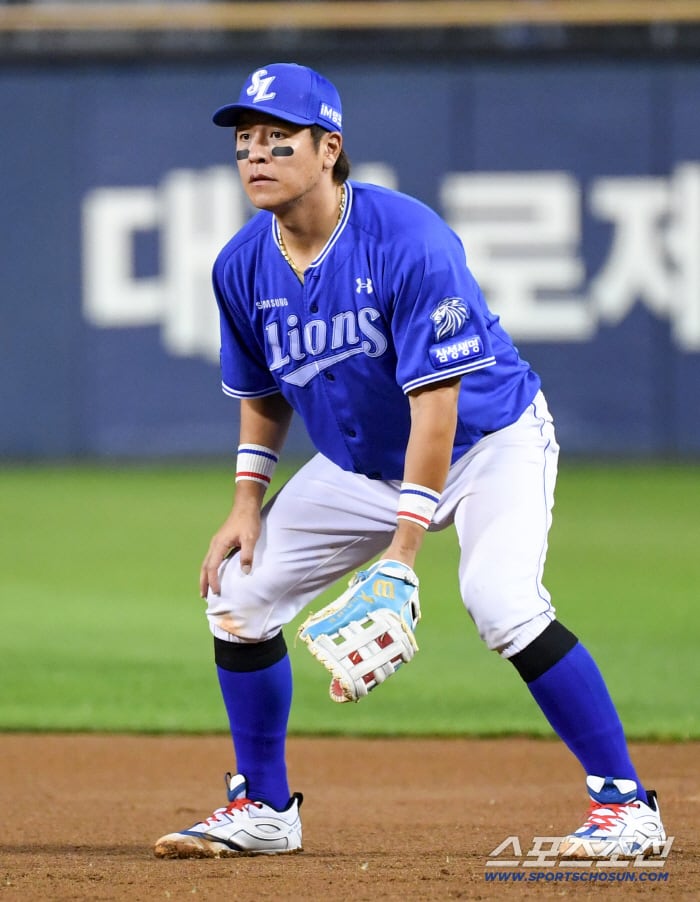 아니, 강민호가 왜 저기에… KBO 최다 2547경기 신기록 보유자의 첫 포수 탈출, 어색하다 어색해…