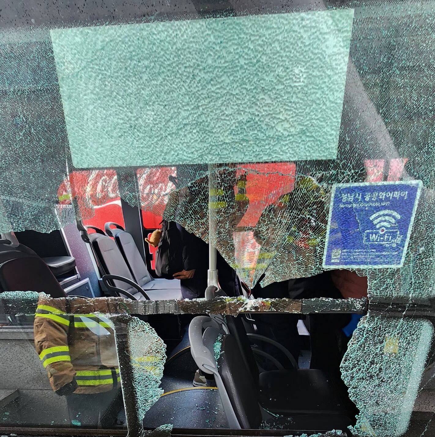 26일 오전 11시 48분께 경기 성남시 수정구 태평동 수인분당선 가천대역 3번 출구의 입간판이 강풍에 쓰러지면서 마을버스를 덮치는 사고가 났다. 사진은 파손된 사고 버스. /연합뉴스