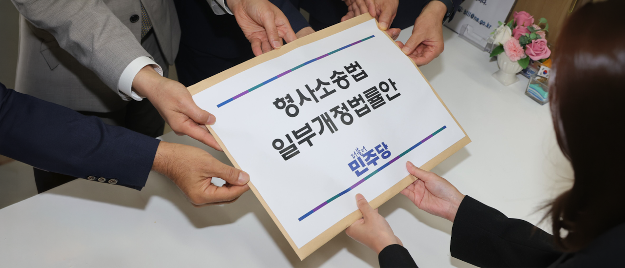 더불어민주당 형사소송법 TF 김승원·김한규·박상혁·이해식 의원이 9일 서울 여의도 국회 의안과에 형사소송법 일부개정법률안을 제출하고 있다. /사진=남강호 기자