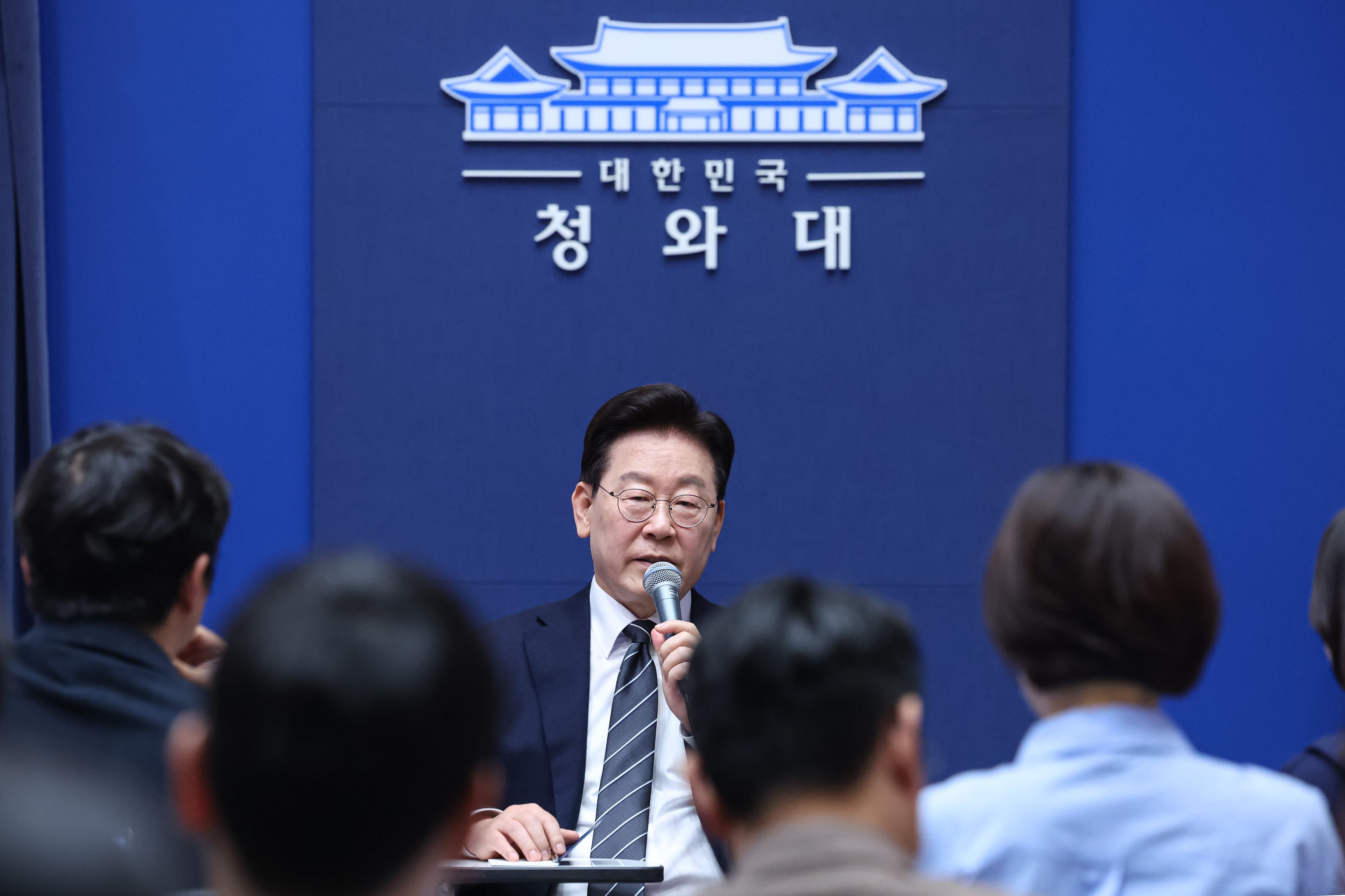 이재명 대통령이 19일 청와대 춘추관을 찾아 취재진과 간담회를 하고 있다. /뉴스1