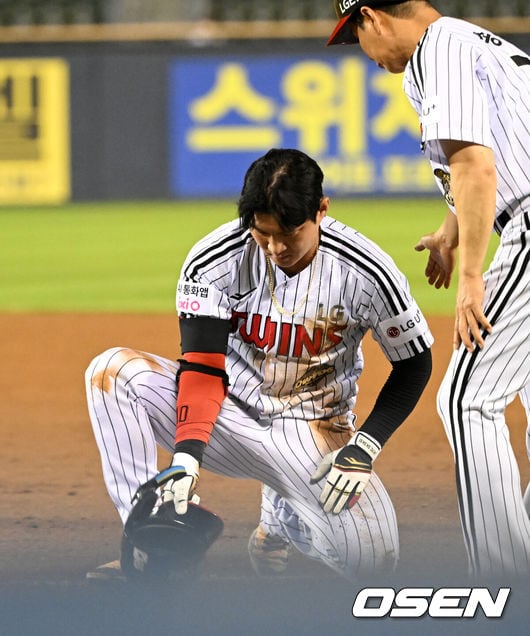 투혼의 1루 헤드퍼스트 슬라이딩→손가락 타박상, 안타성 타구가 병살타…오지환, 2안타 2사사구 2타점에도 고개 숙이다