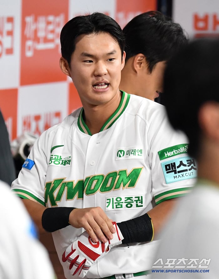 30일 고척 스카이돔에서 열린 키움과 LG의 경기. 2회 키움 박찬혁이 LG 톨허스트를 상대로 솔로홈런을 날렸다. 동료들의 축하를 받고 있는 박찬혁. 고척=송정헌 기자songs@sportschosun.com/2026.06.30/
