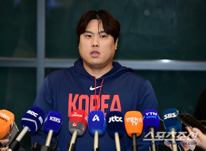 16일 오전 WBC야구대표팀이 인천공항 제1터미널을 통해 귀국했다. 입국장에서 인터뷰하는 류현진. 인천=송정헌 기자songs@sportschosun.com/2026.03.16/