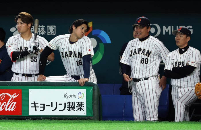 Baseball - World Baseball Classic - Pool C - Australia v Japan - Tokyo Dome, Tokyo, Japan - March 8, 2026 Japan's Shohei Ohtani, Munetaka Murakami, bench coach Makoto Kaneko, and manager Hirokazu Ibata during the fifth inning 로이터연합뉴스