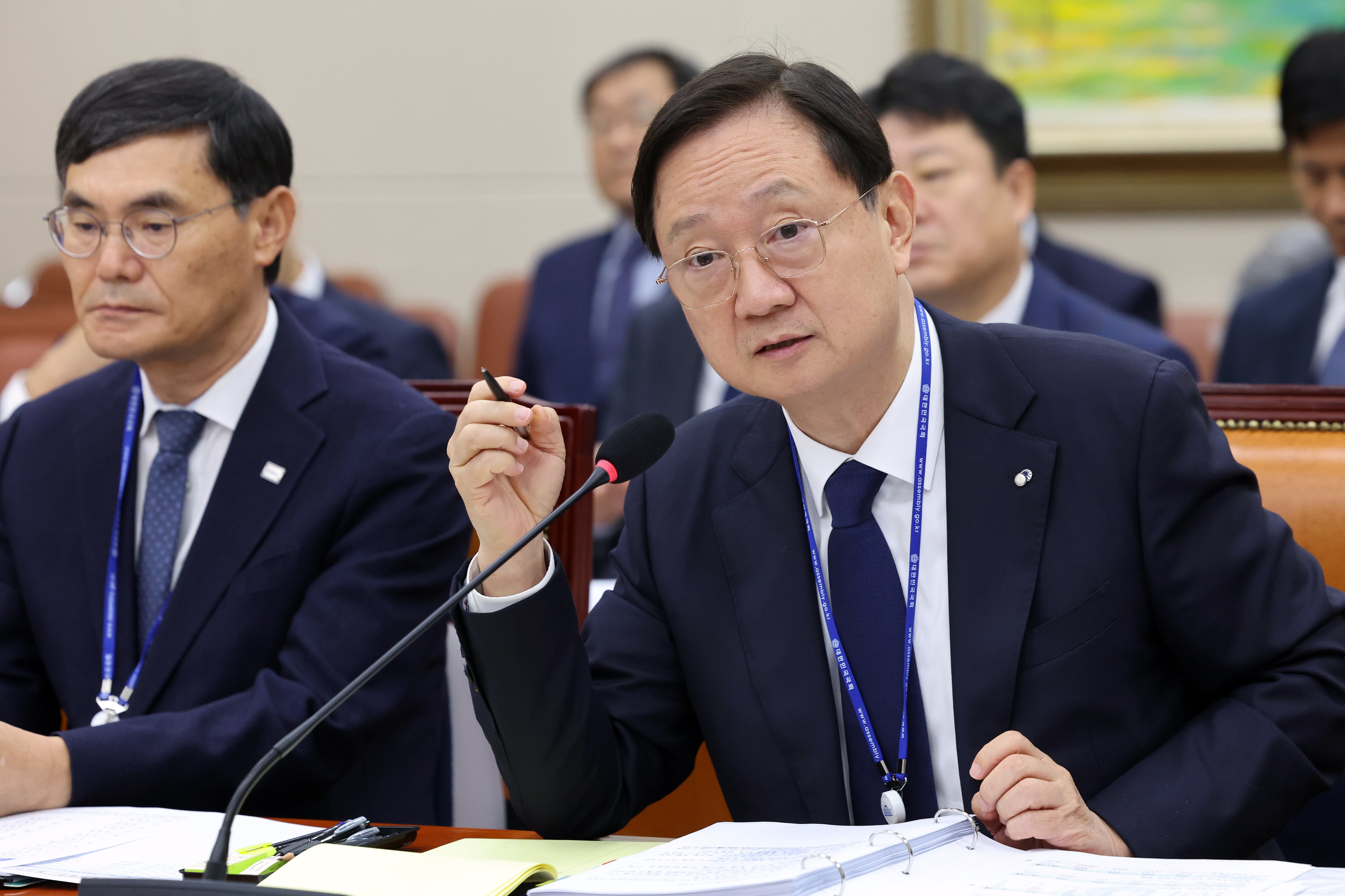 이찬진 금융감독원장이 19일 서울 여의도 국회 정무위원회에서 열린 금융감독원 등에 대한 국정감사에서 의원 질의에 답하고 있다. /뉴스1