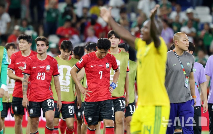 0-1 패배에 아쉬워하는 손흥민
